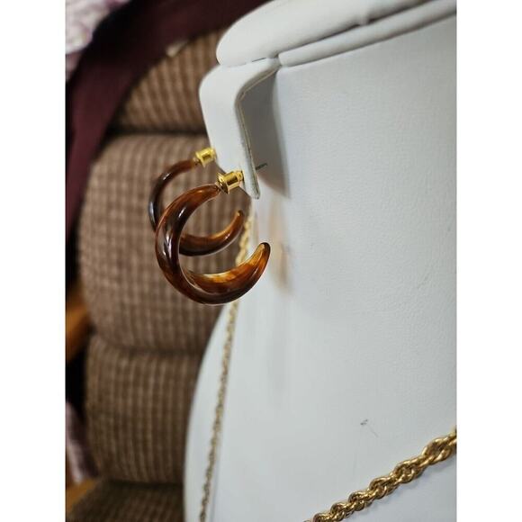 Avon Tortoise Brown Lucite Modernist Gold Tone Pendant Necklace and Earrings - Picture 7 of 7